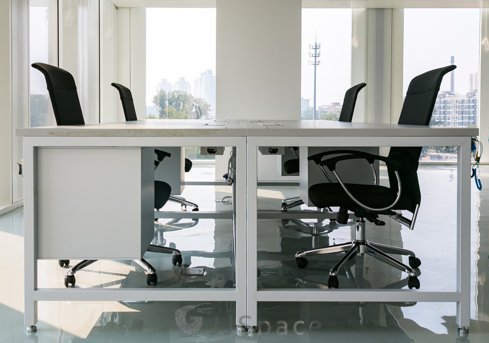 國鍵鑫興（北京）家具有限公司為小米研發(fā)測(cè)試中心提供工位和儲(chǔ)物等辦公家具的案例。