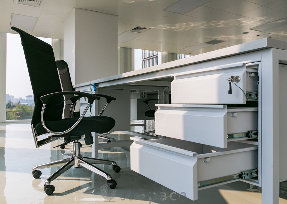 國鍵鑫興（北京）家具有限公司為小米研發(fā)測(cè)試中心提供工位和儲(chǔ)物等辦公家具的案例。