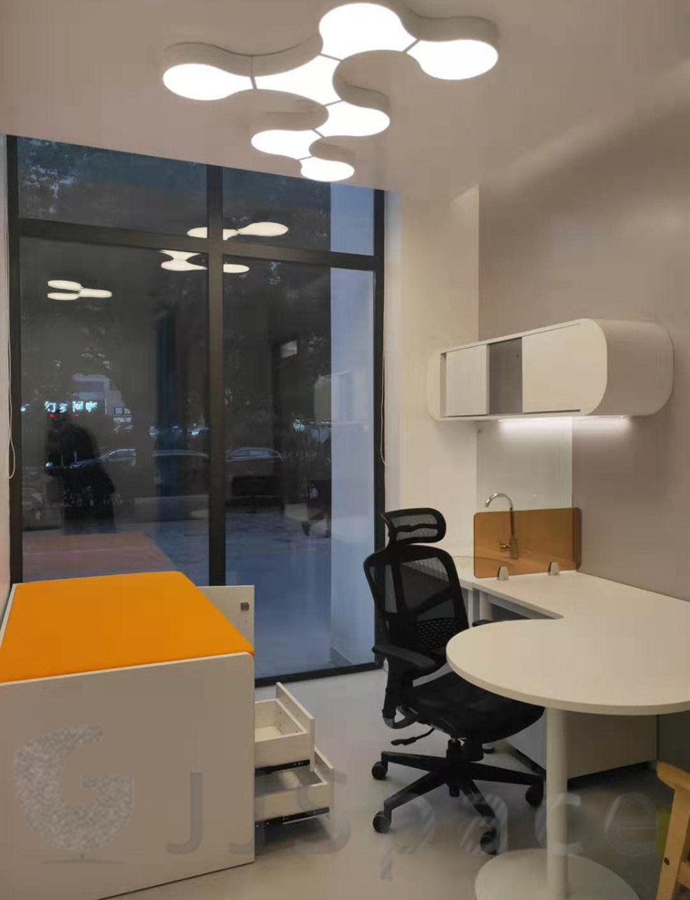 國(guó)鍵鑫興（北京）家具有限公司顯華米智慧珍所提供桌椅、休閑等辦公家具項(xiàng)目案例。